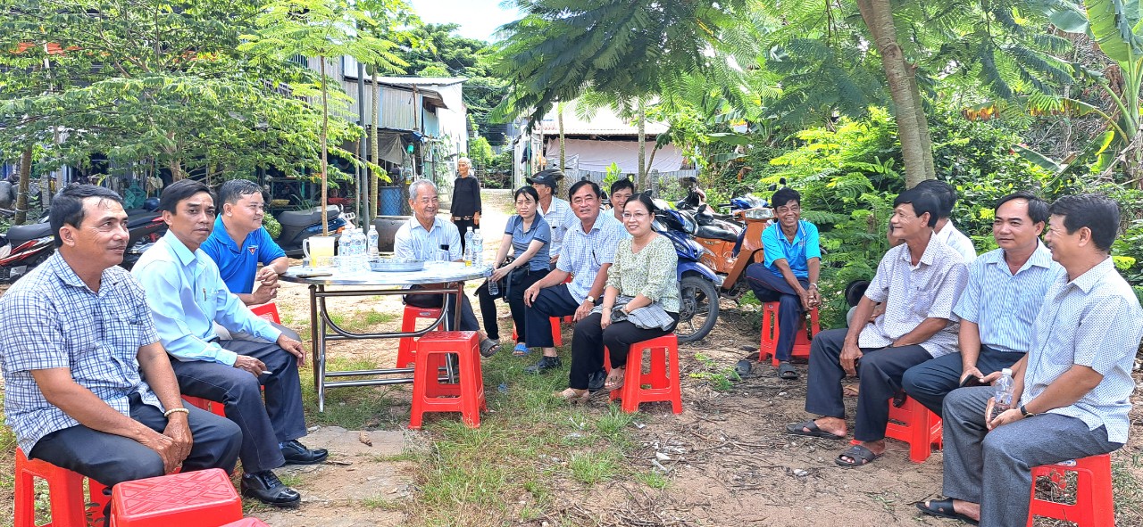 Lãnh đạo xã, đại diện ban, ngành đoàn thể xã cùng bà con nhân dân tham dự Lễ khởi công Điểm sinh hoạt văn hoá ấp Bình Hưng 2