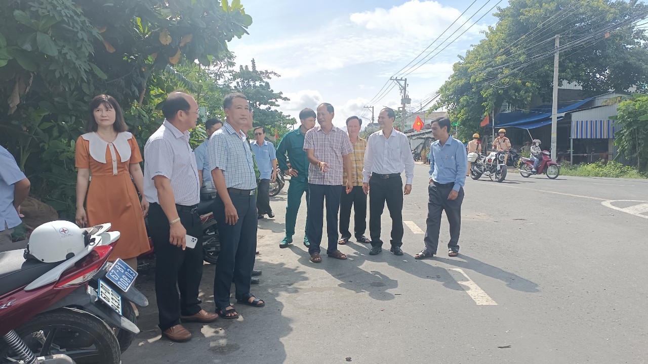 Hình ảnh liên quan đến việc thông xe tuyến sạt lỡ ấp Bình Tân, xã Bình Mỹ
