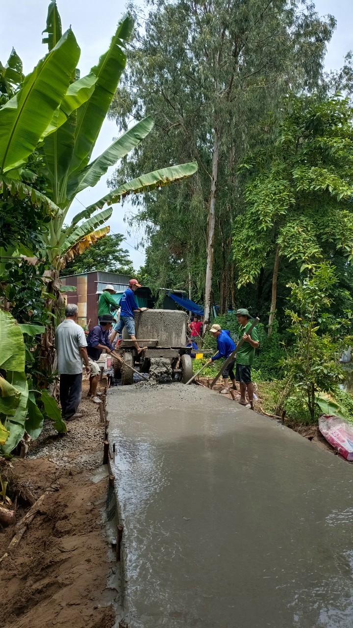 Bình Mỹ tiếp tục bê tông hóa thêm 300 mét đường nông thôn tại ấp Bình Hưng 2