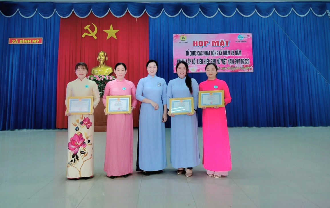 Tổ chức họp mặt 20-10