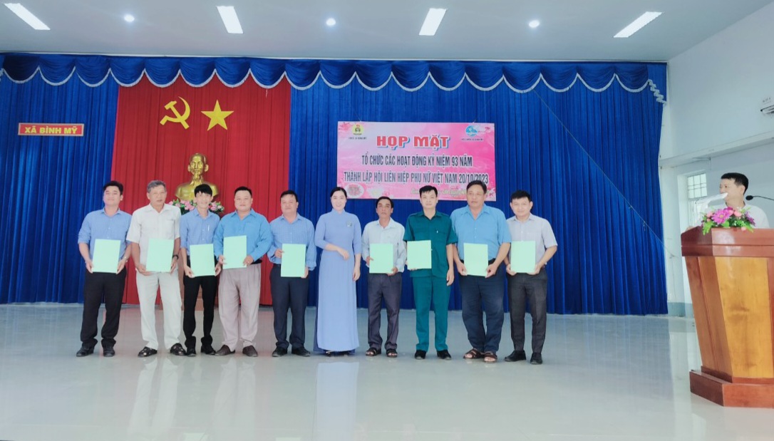 Tổ chức họp mặt 20-10
