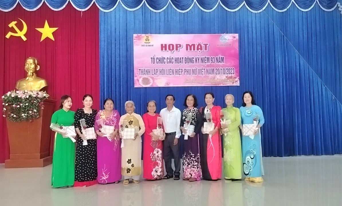 Tổ chức họp mặt 20-10
