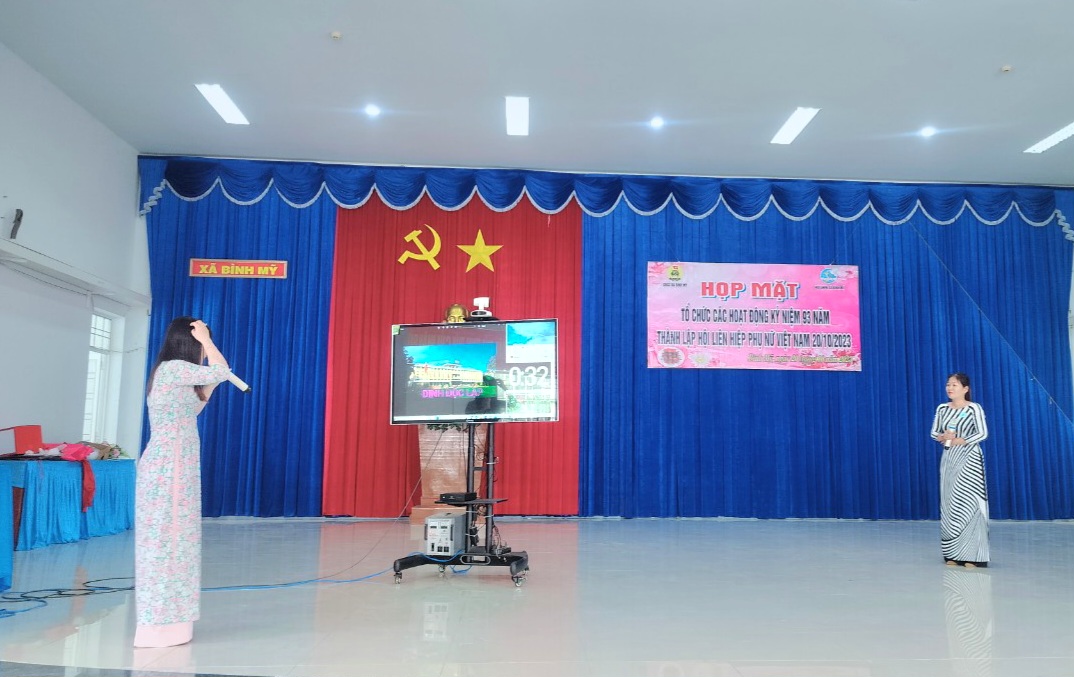 Tổ chức họp mặt 20-10
