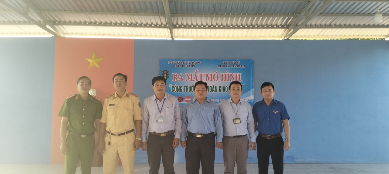 Cổng trường ATGT