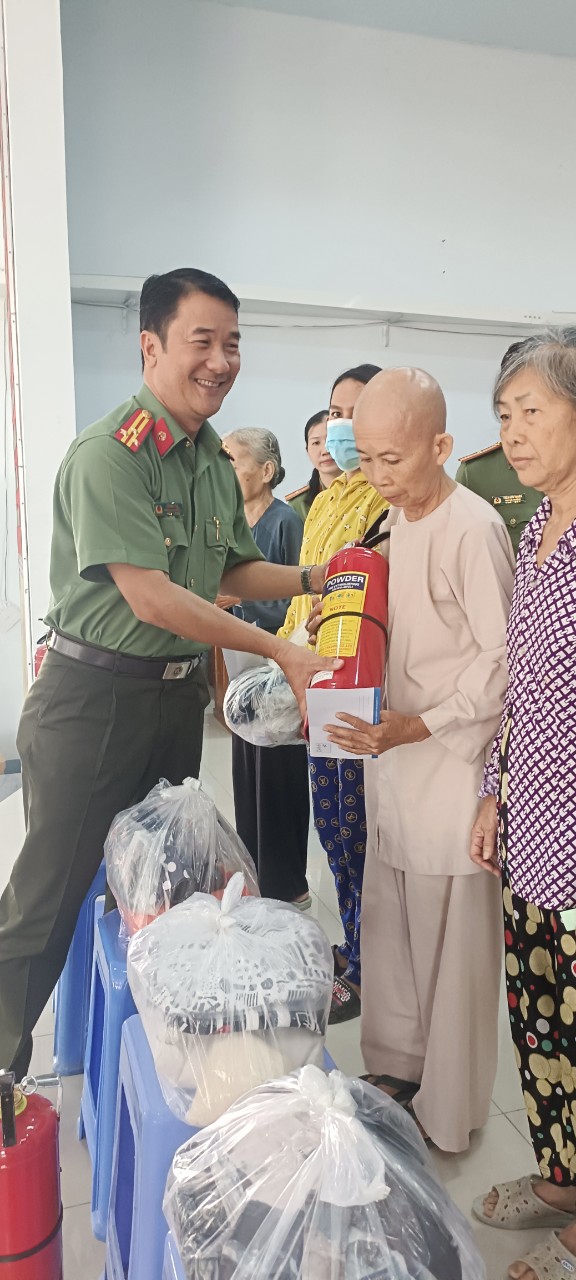 công an huyện tặng quà