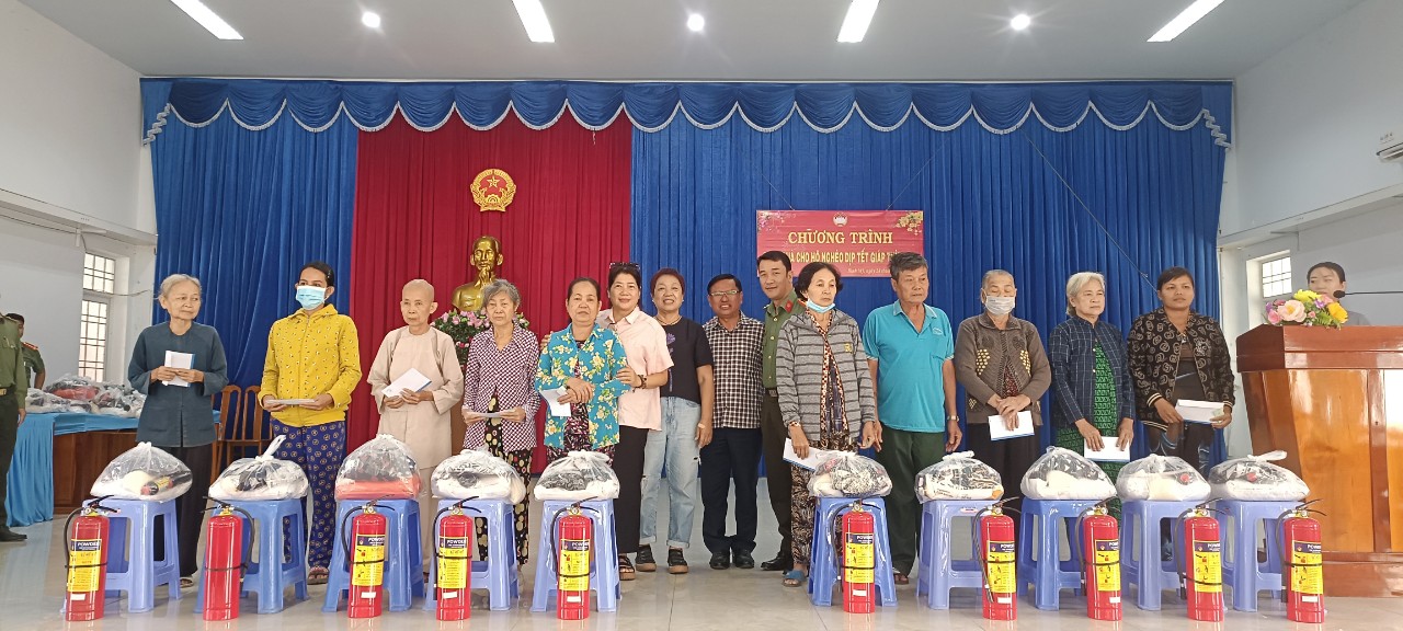 công an huyện tặng quà
