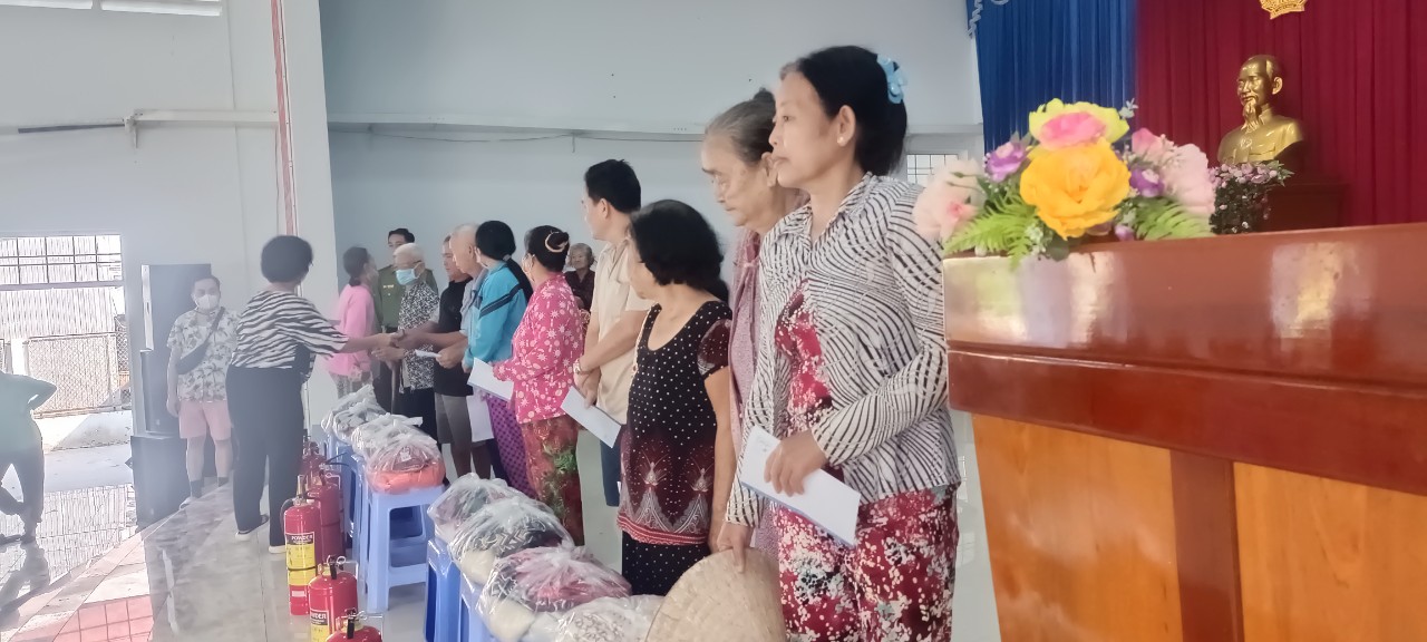 công an huyện tặng quà