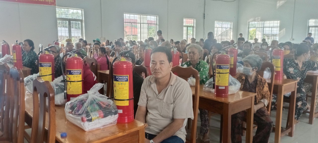 công an huyện tặng quà