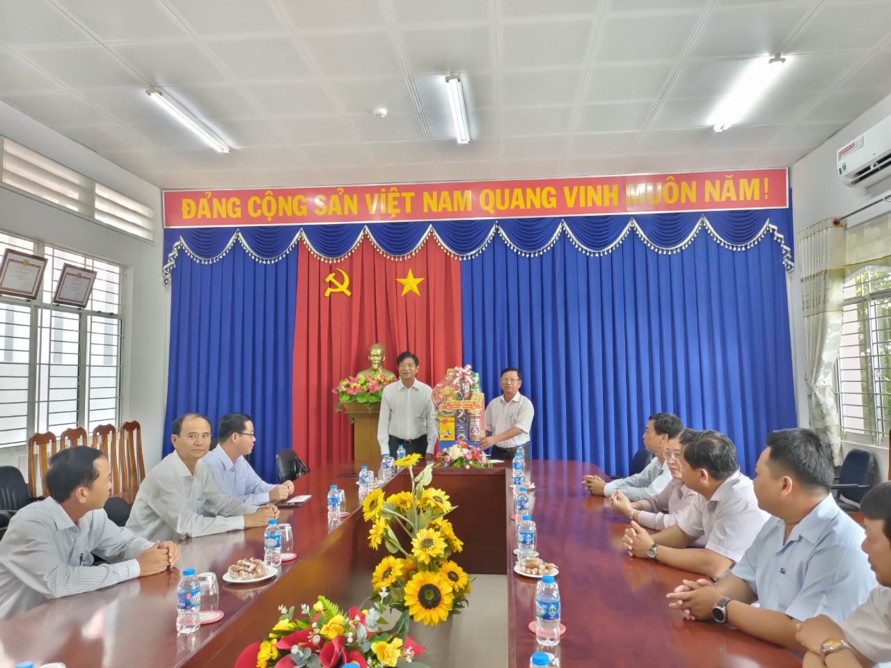 TỈNH ỦY TẶNG QUÀ