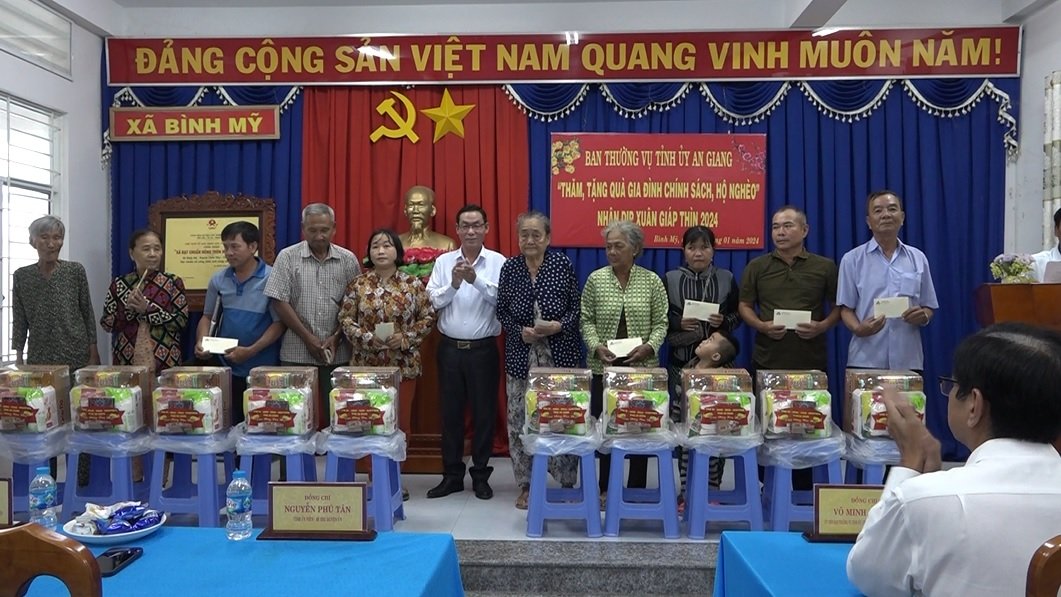 TỈNH ỦY TẶNG QUÀ