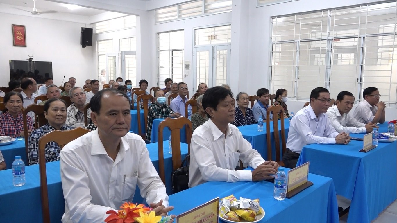 TỈNH ỦY TẶNG QUÀ