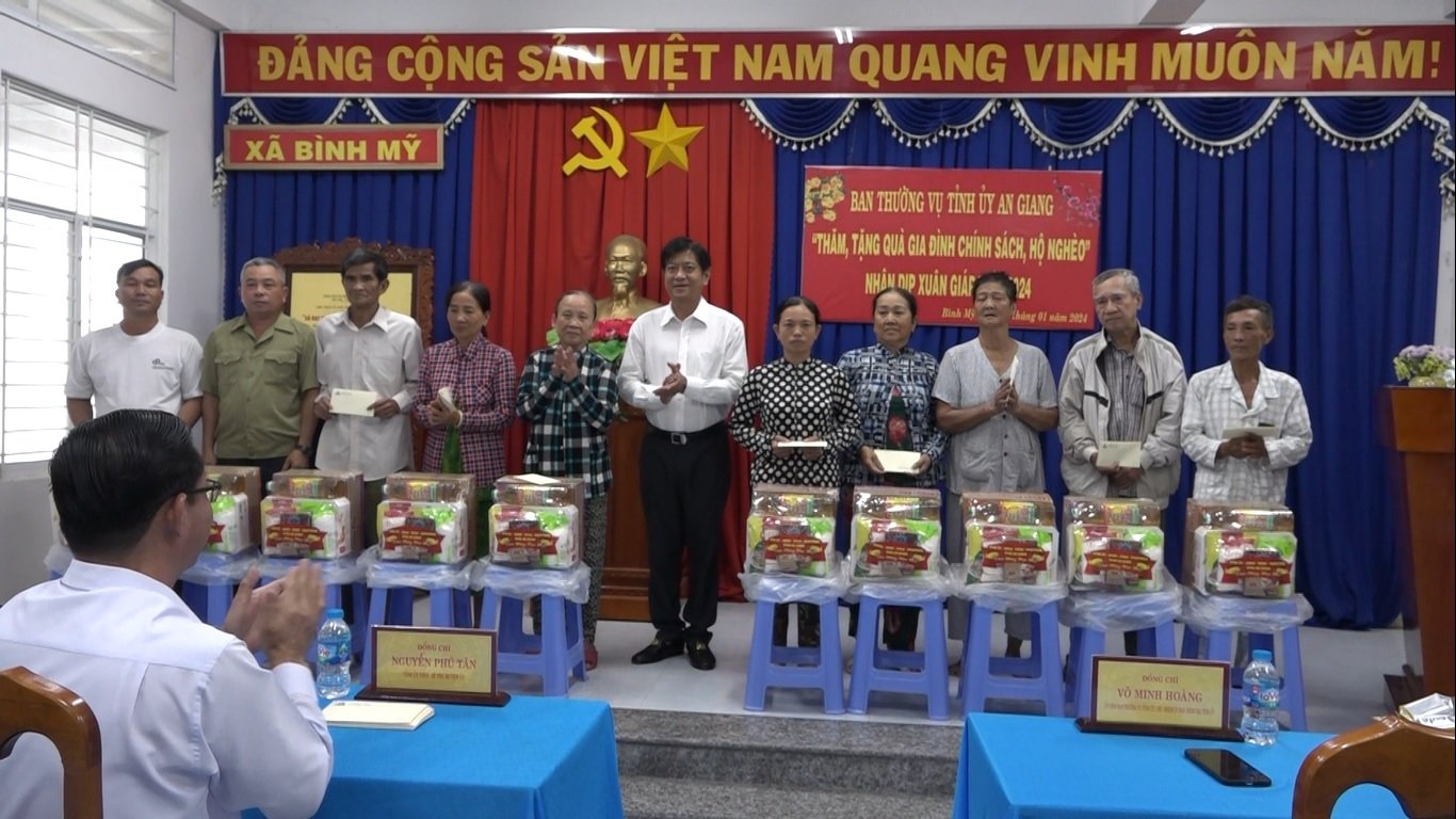 TỈNH ỦY TẶNG QUÀ