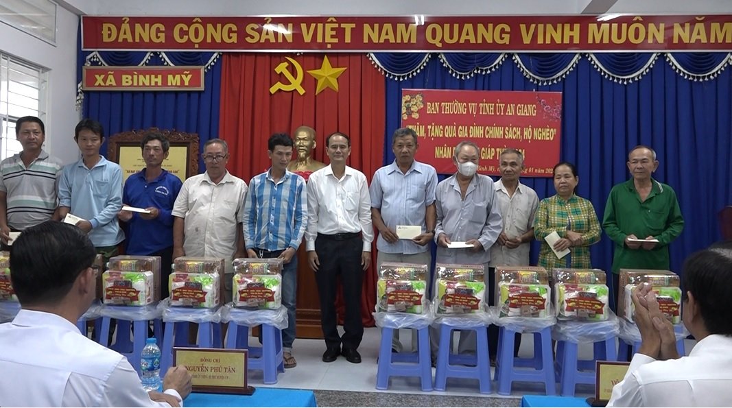 TỈNH ỦY TẶNG QUÀ
