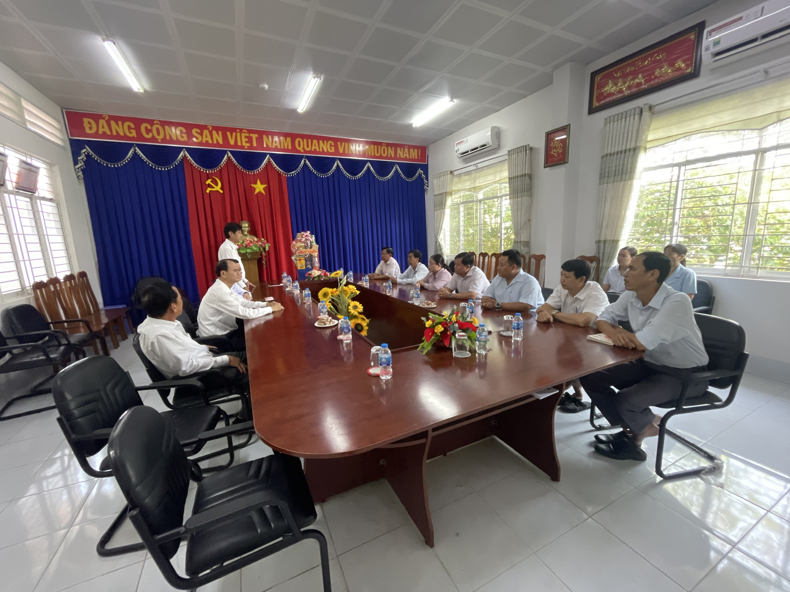 TỈNH ỦY TẶNG QUÀ