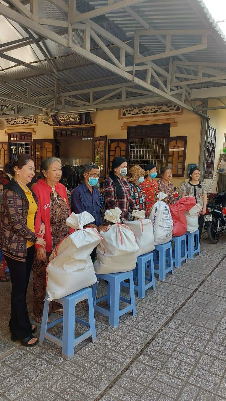tịnh xã phát quà